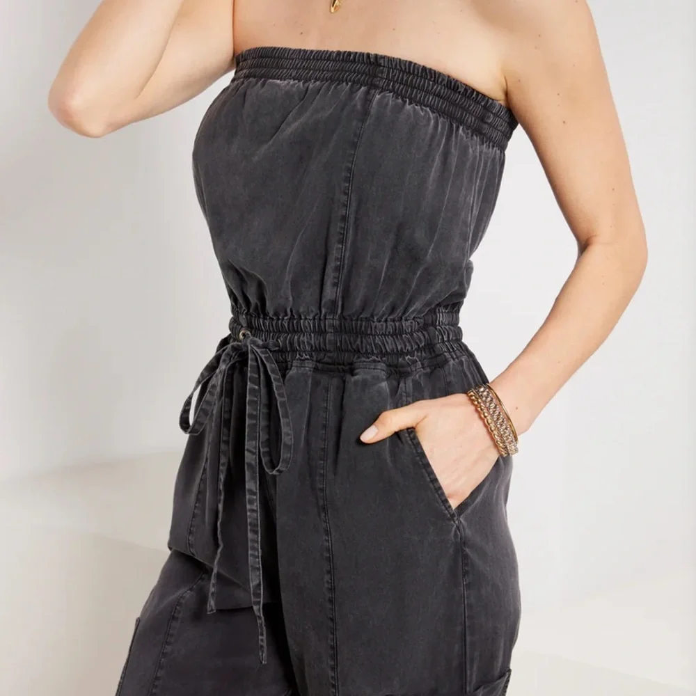 Evereve Emery Cargo Black Strapless Jumpsuit Size Small - Picture 2 of 11